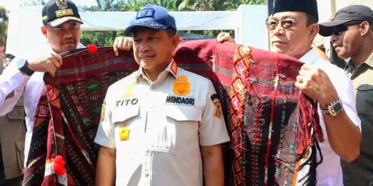Ketua Satgas PRR Pemulihan Pasca bencana Sumatera, Prof. Dr. Tito Karnavian, diulosi Gubsu Bobby Nasution dan Bupati Tapsel H. Gus Irawan Pasaribu, saat meresmikan Huntara untuk korban bencana Tapsel, Tapteng dan Taput, yang dipusatkan di Kelurahan Simarpinggan, Kecamatan Angkola Selatan, Kabupaten 