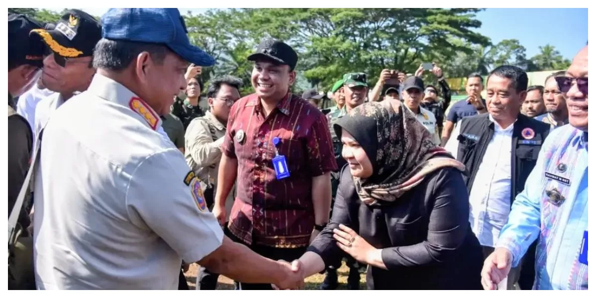 Sambut Ketua DPRD dan Wakil Wali Kota Padangsidimpuan Sri Fitrah Munawaroh bersama Wakil Wali Kota Padangsidimpuan Harry Pahlevi, menyambut kedatangan Ketua Satgas PRR, Tito Karnavian, bersama Gubsu Bobby Nssution dalam rangka kunjungan kerja ke Kabupaten Tapsel, Kamis (5/2/2026).(Foto : Realitasonl