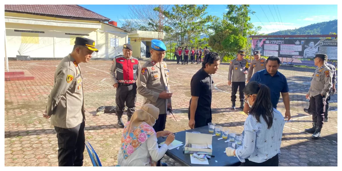  Kapolres Pakpak Bharat AKBP Muhammad Agustiawan ( kiri) mengawasi pelaksanaan tes urine personel Polres pimpinannya.