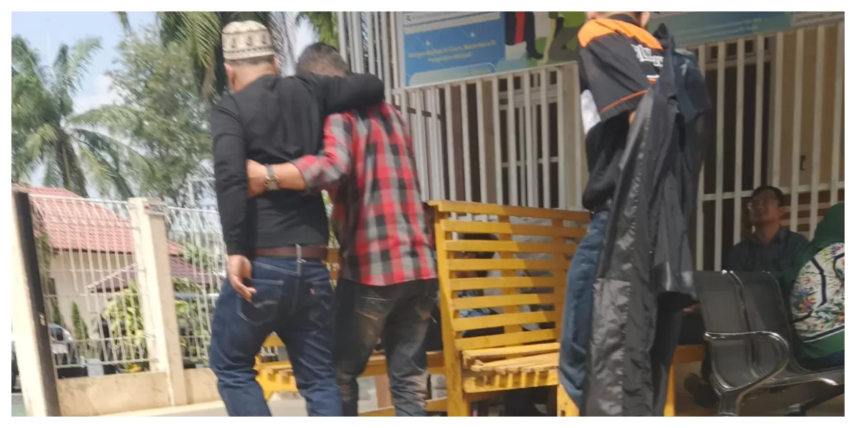 Terdakwa Ketua Ormas FKKPI Kabupaten Langkat Bembeng kaos hitam saat dipersidanggan PN Stabat kamis 5/2 2026. Poto realitasonline.id/MA