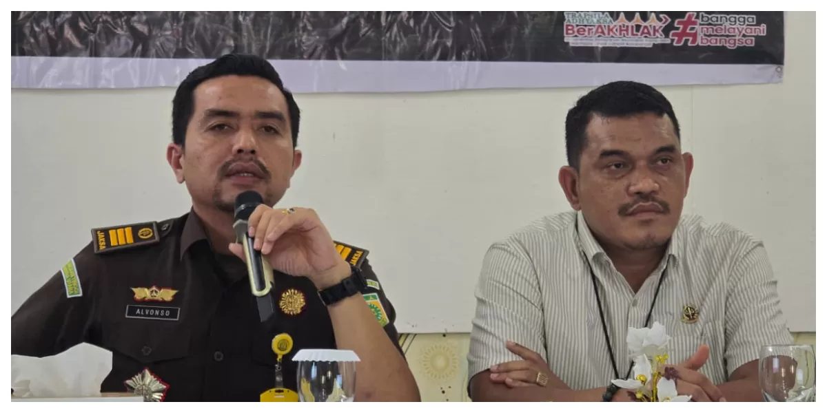 Alvonso Manihuruk dan Yudhi Sahputra sampaikan penerangan hukum (Realitasonline.id/RH)