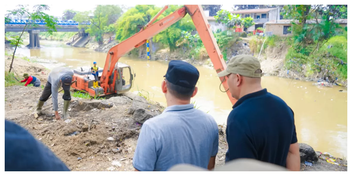 Wakil Wali Kota Zakiyuddin Harahap tinjau proses pengangkatan tumpukan sampah di bantaran Sungai Deli. (Realitasonline.id/Dok)