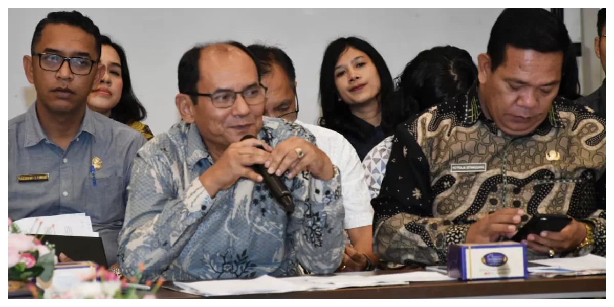 Keterangan Foto  :  Sekdakab. Samosir Marudut Tua Sitinjak ketika menyampaikan persoalan Air bersih yang termasuk isu sensitif di Kab.Samosir .(dokumentasi Realitasonline.id-Samosir/Nas).