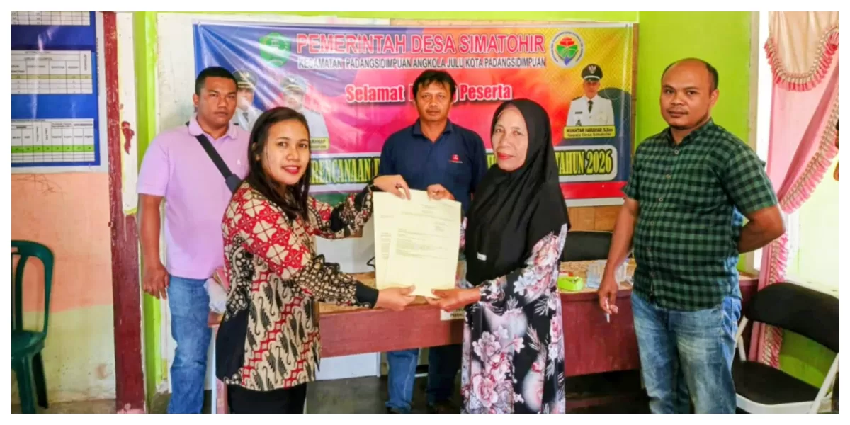 Keterangan gambar: Serahkan  Kantah Kota Padangsidimpuan serahkan sertifikat tanah melalui program PTSL Tahun 2025 kepada tujuh warga Desa Simatohir, Kecamatan Padangsidimpuan Angkola Julu, Kota Padangsidimpuan, Rabu (5/2/2026).(Realitasonline/Riswandy)