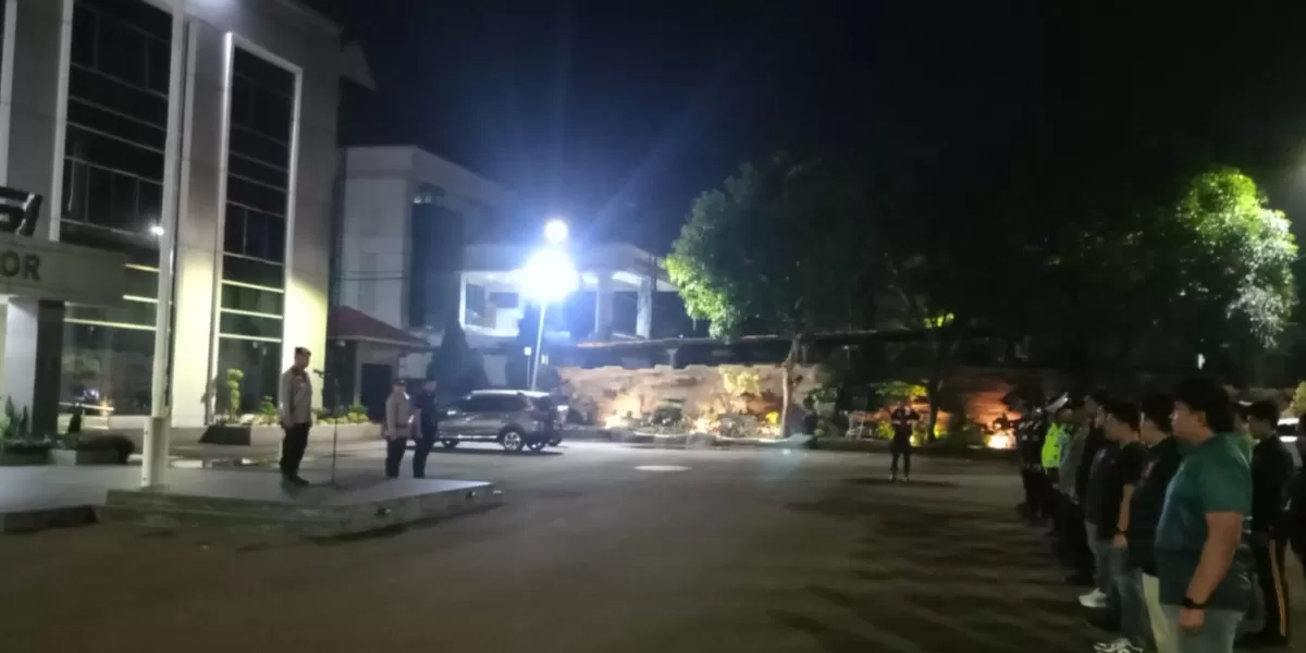 Personel Polres Bogor melaksanakan apel KRYD sebelum patroli malam untuk menjaga keamanan dan ketertiban masyarakat, Sabtu malam (7/2/2026). (Realitasonline.id/Dok)