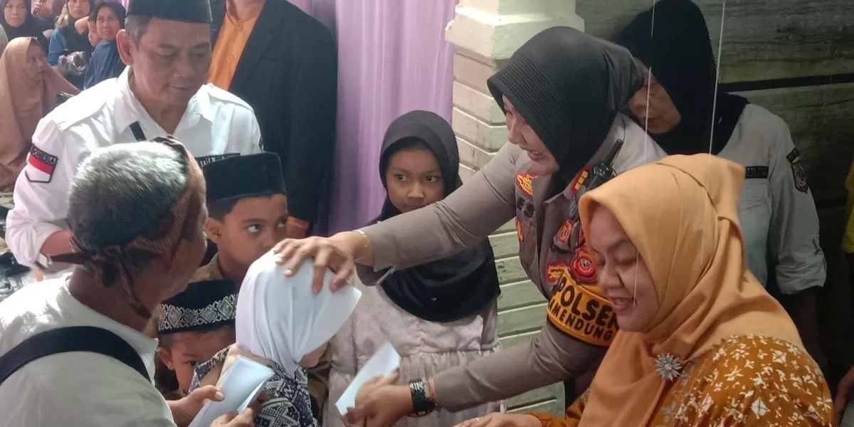 Kapolsek Megamendung AKP Desi Triana, menghadiri kegiatan santunan anak yatim piatu yang diselenggarakan Majelis Ta&rsquo;lim At Taufiqurrohman di Cipayung Girang, Kecamatan Megamendung, Kabupaten Bogor, Minggu (8/2/2026). (Realitasonline.id/Dok)