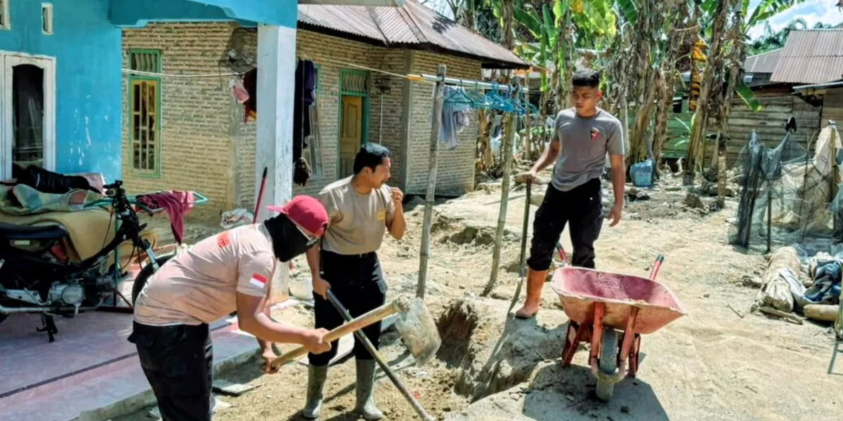 Sat Brimob Polda Sumut lakukan proses pemulihan serta mendukung percepatan pembangunan hunian pasca bencana di Tapsel, Sabtu (7/2/2026). (Foto : Reslitasonline / Ogek)
