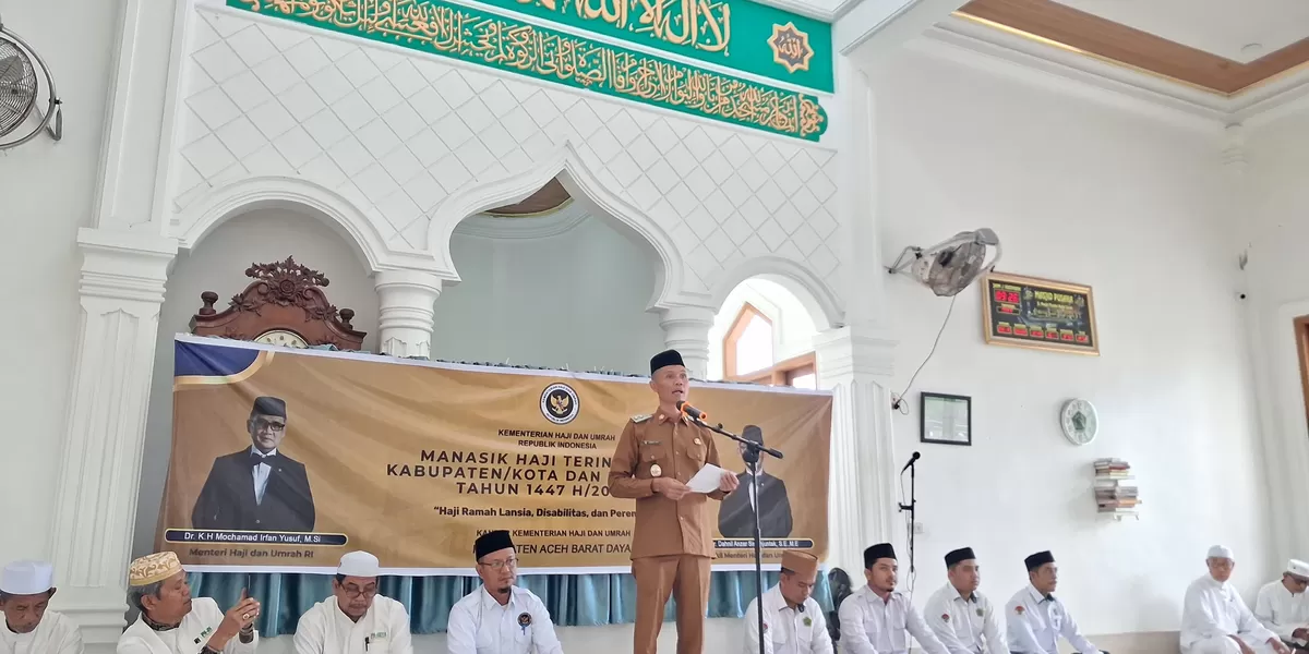 Wakil Bupati Abdya Zaman Akli SSos MM memberikan sambutan dalam pembukaan manasik haji di Mesjid Pusaka Susoh, Senin (9/2/2026)