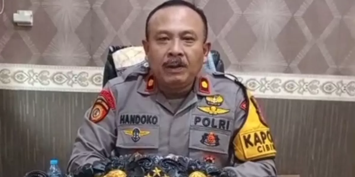 Kapolsek Cibinong Kompol Jony Handoko, S.H., beserta jajaran menyampaikan ucapan selamat HUT ke-80 Insan Pers Nasional dengan tema Pers Sehat, Ekonomi Berdaulat, Bangsa yang Kuat. (Realitasonline.id/Dok)