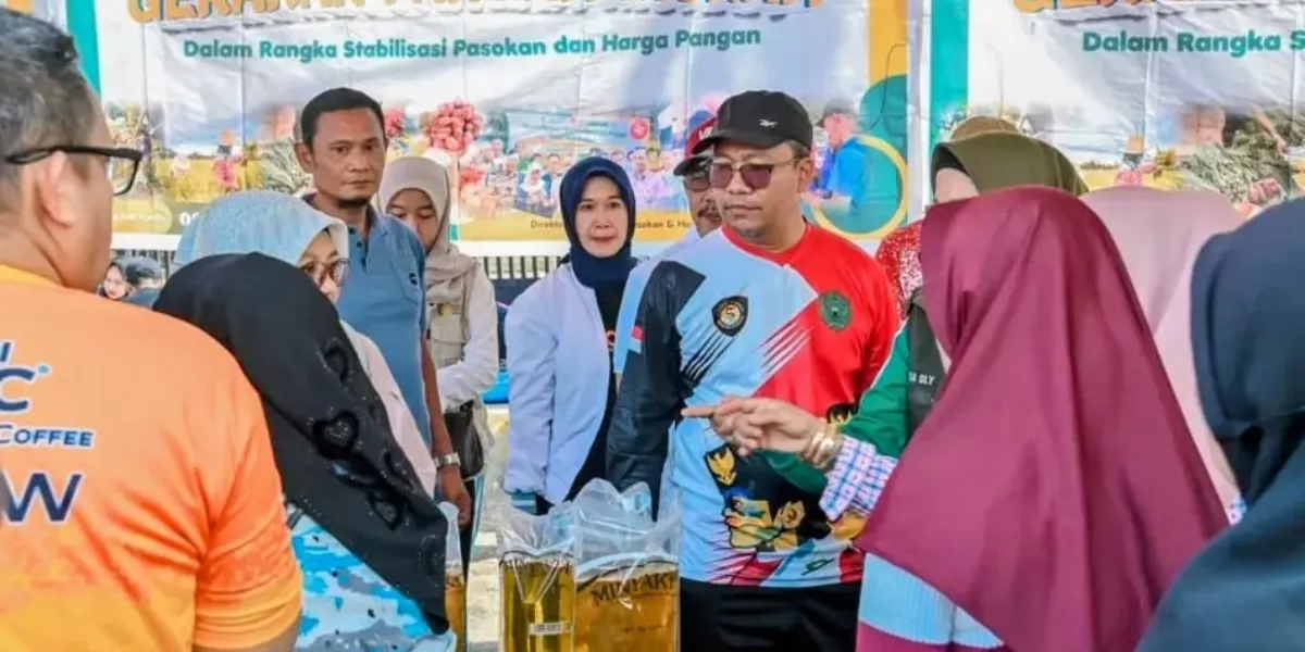 Wali Kota Padangsidimpuan Letnan Dalimunhe diwakili Plt Sekda Kota Padangsidimpuan Rahmat Marzuki Nasution, meninjau kegiatan GPM, yang digelar Dinas Ketahanan Pangan Kota Padangsidimpuan, di depan Kantor Camat Padangsidimpuan Utara, Minggu (8/2/2026). (Foto : Realitasonline/Riswandy)