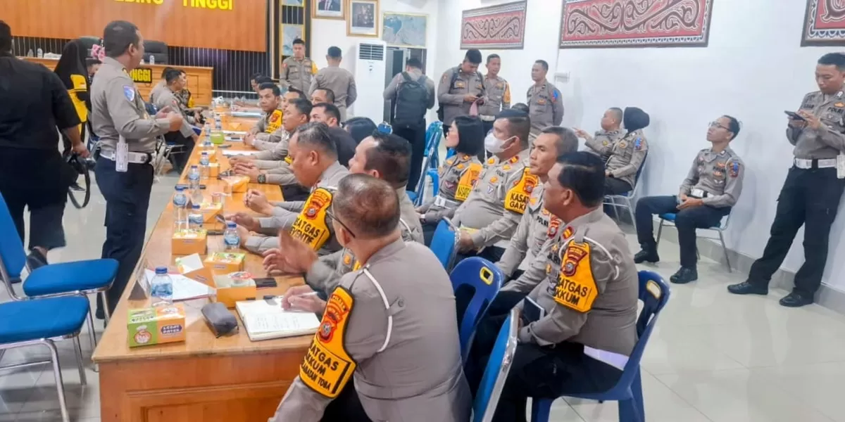 Kasat Lantas Polres Tapsel Iptu James Sihombing, saat mengikuti kegiatan Evaluasi dan Supervisi Operasi Keselamatan Toba 2026 yang digelar di Aula Polres Tebing Tinggi, Sabtu (7/2/2026). (Foto : Realitasonline/Ist)