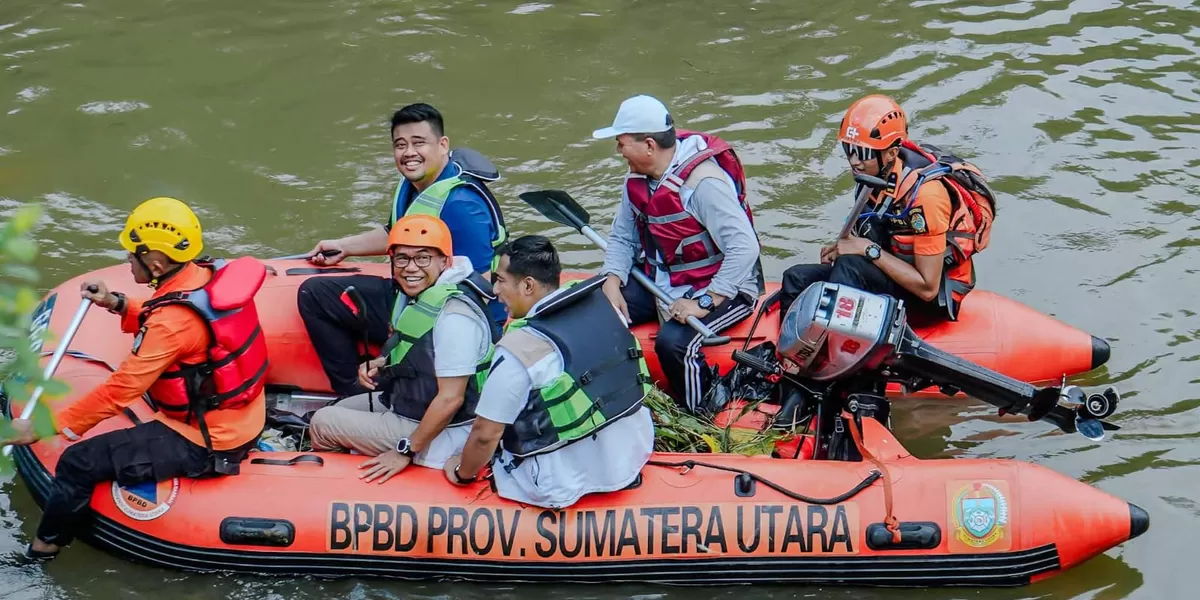 Wakil Wali Kota Medan Zakiyuddin Harahap tampak bersama Gubsu Bobby Nasution ikut aksi bersihkan Sungai Deli sebagai bentuk peduli kebersihan lingkungan, Minggu (8/2/2026).