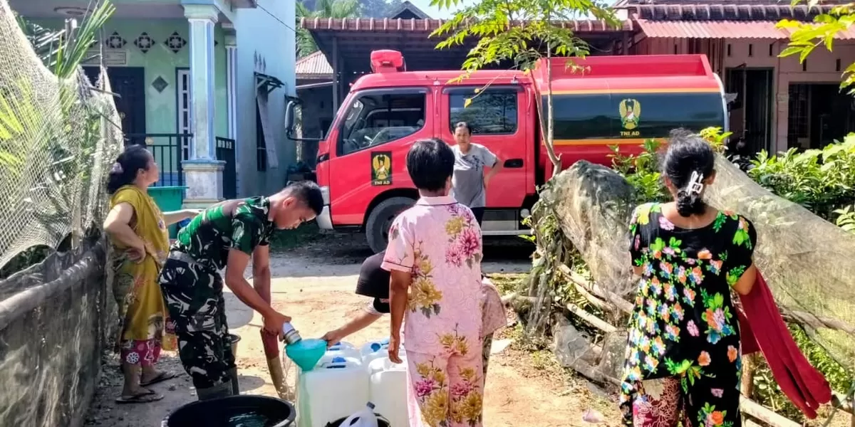 Pajurit TNI melalui Satgas Gulbencal Kodam I/BB mendistribusikan air bersih kepada warga yang terdampak banjir dan tanah longsor di sejumlah Kecamatan di wilayah Kabupaten Tapteng, Sabtu (7/2/2026).(Foto : Realitasonline / Ist)