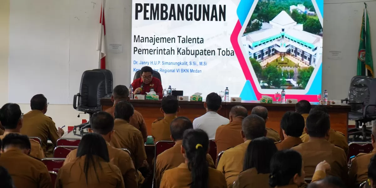 Manajemen Talenta di Aula kantor Bupati Toba menghadirkan Kepala Kantor Regional VI Badan Kepegawaian RI Dr. Janry HUP Simanungkalit, sebagai narasumber dan juga penandatanganan PKS antara Pemkab Toba dengan Universitas Prima Indonesia (Realitas online.id/MS)