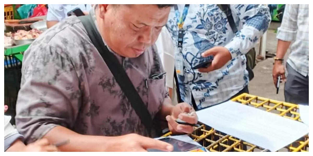 Foto : Pedagang mulai bertransaksi secara digital (Realitasonline.id/RH)