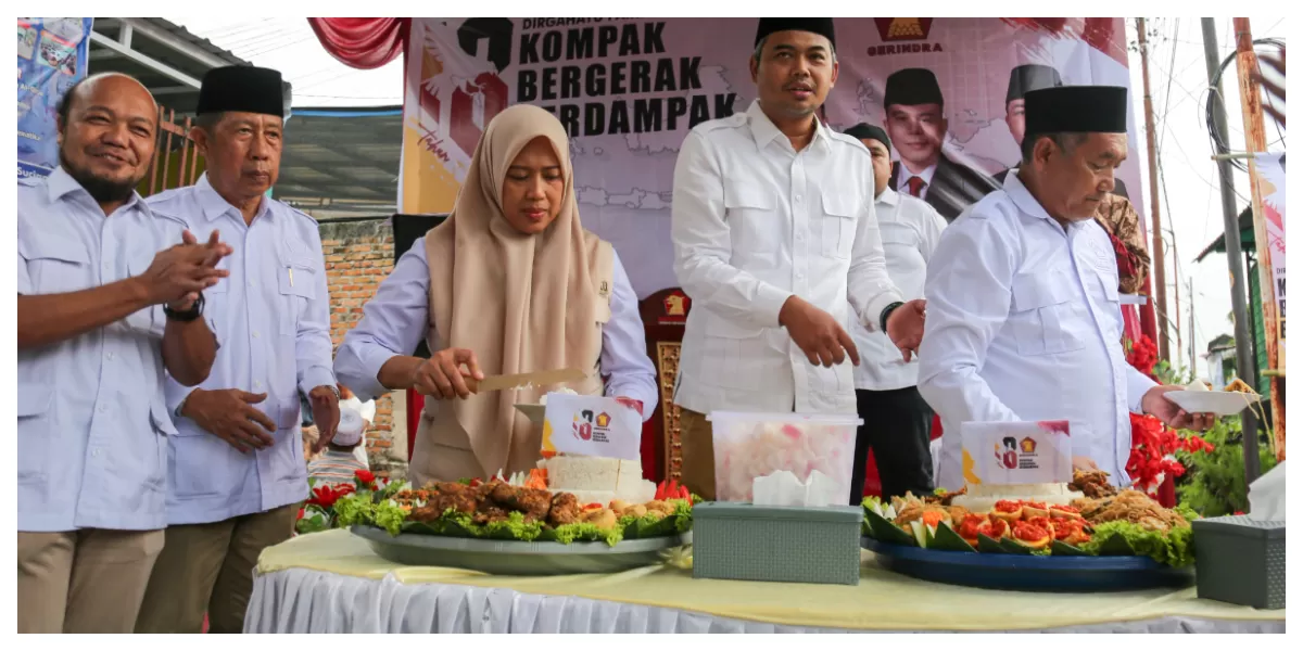 Keterangan Foto : Herlina bersama Gusmiyadi melakukan pemotongan tumpeng (Realitasonline.id/RH)