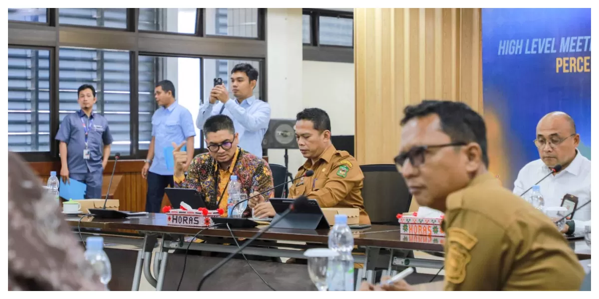 Keterangan Foto : Sekda Junaedi Sitanggang bersama Ahmadi Rahman pimpinan HLM dan Rakorwil (Realitasonline.id/RH)