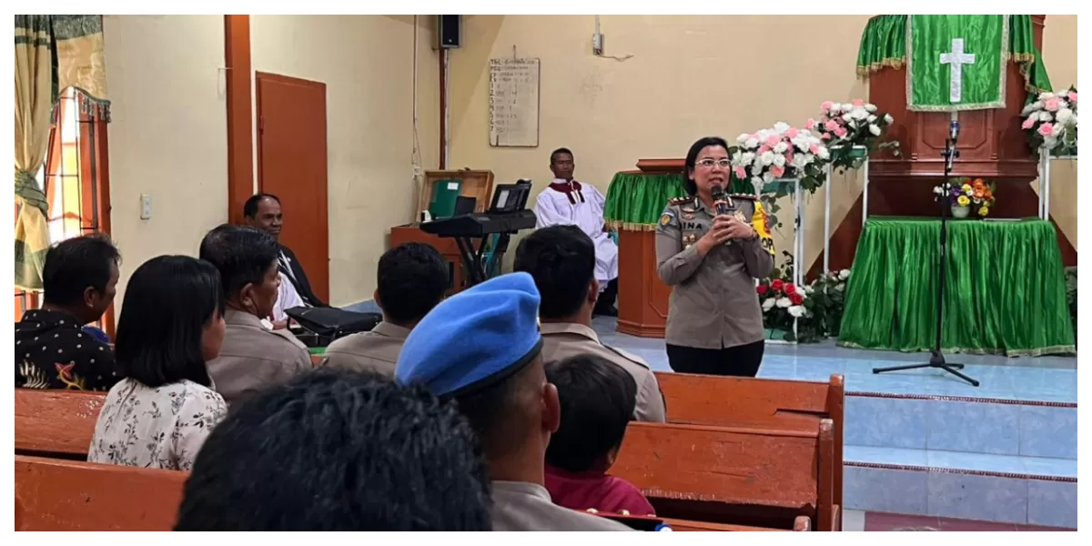 Kapolres Samosir AKBP Rina Sry Nirwana Tarigan saat memberikan kata sambutan di Gereja HKBP Bonan Dolok  Sianjur. (Realitasonline.id/Dok)