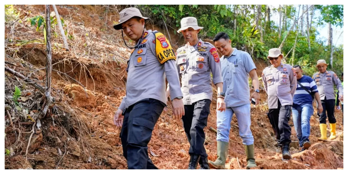 Keterangan gambar: Susuri Kapolres Tapteng AKBP Muhammad Alan Haikel, bersama Wakapolres Kompol M. Iskad dan jajaran berjalan kaki hampir tiga jam menuju Desa Sialogo Tapteng untuk menyalurkan bantuan, Sabtu (7/2/2026).(Foto : Realitasonline/Ist)
