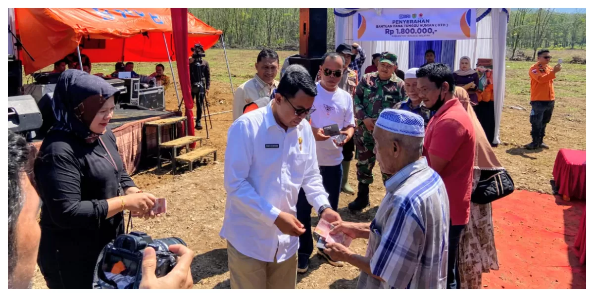 Keterangan gambar: Bantuan  100 warga Desa Simatohir terdampak bencana menerima bantuan DTH dari pemerintah dan BRI. (Foto : Realitasonline/Riswandy)