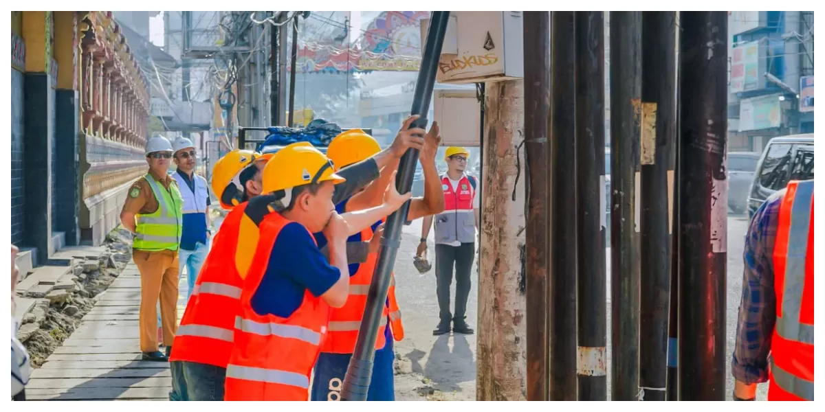 Sejumlah personel bebaskan kabel Udara di 12 ruas jalan di Kota Medan Bebas. (Realitasonline.id/Dok Humas)