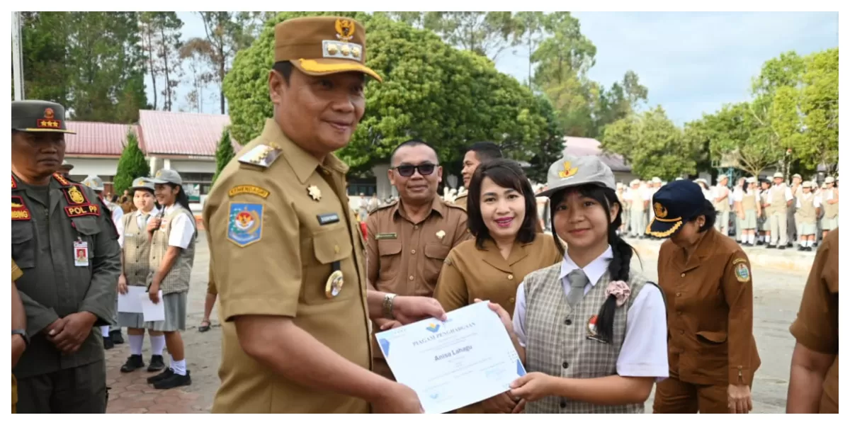 Bupati Humbahas Oloan P Nababan menyerahkan sertifikat bagi siswa berprestasi. ( Realitasonline.id/Dok)
