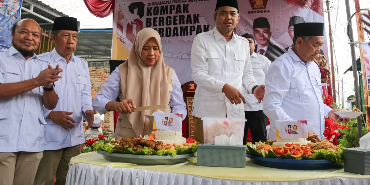 Herlina bersama Gusmiyadi melakukan pemotongan tumpeng (Realitasonline.id/RH)
