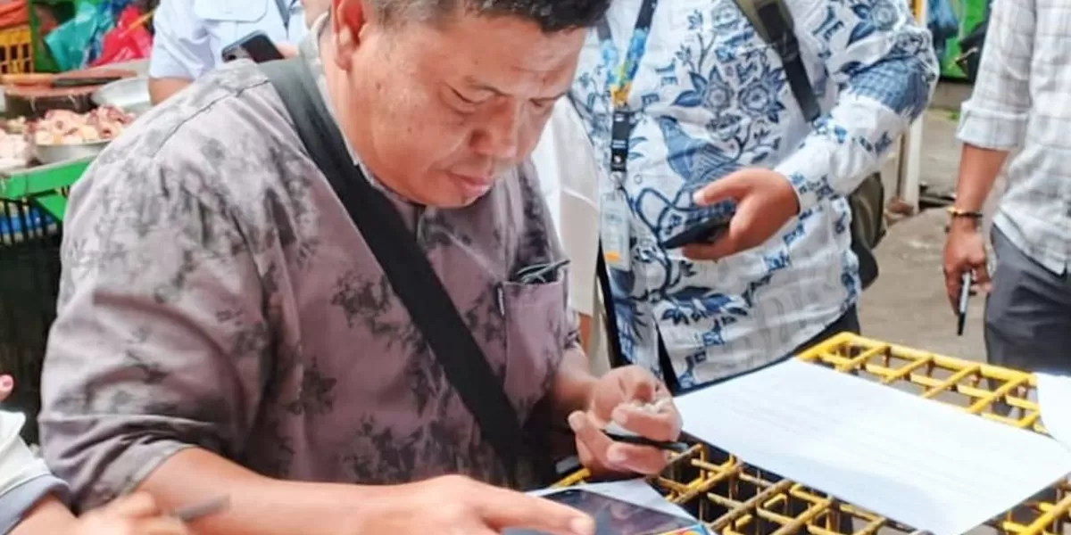 Pedagang mulai bertransaksi secara digital (Realitasonline.id/RH)