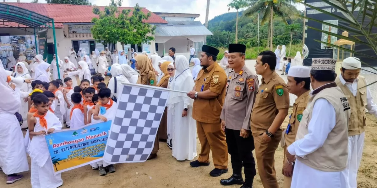 Siswa dan siswi TK se Kota Padangsidimpuan meramaikan kegiatan Peragaan Manasik Haji Cilik yang digelar di Lapangan KHIBU, Desa Ujung Gurap, Kecamatan Padangsidimpuan Batunadua, Kota Padangsidimpuan, Senin (9/2/2026).(Foto: Realitasonline/Riswandy)