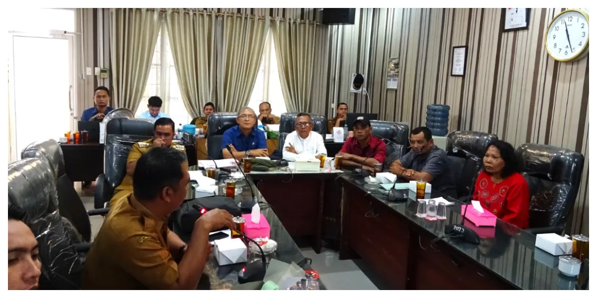 Warga Kuala Besilam mandatanggi kantor DPRD Langkat saat RDP bersama Komisi II, Selasa (10/2/2026). (Realitasonline.id/MA)