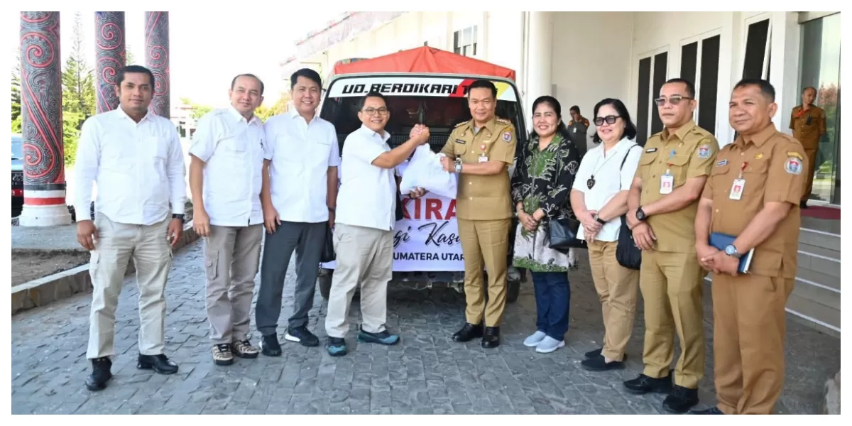 Bupati Humbang Hasundutan menerima bantuan dari pengurus Gekira untuk disalurkan kepada warga korban bencana alam.(Realitasonline.id/Dok)