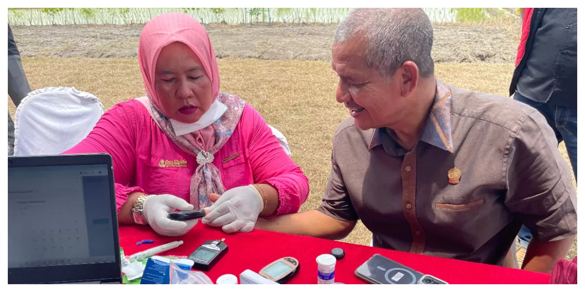 Wakil Ketua DPRD Sumut Sutarto saat mperiksa darah pada kegiatan pengobatan gratis kepada masyarakat Deli Serdang (Realitasonline,id/mis)