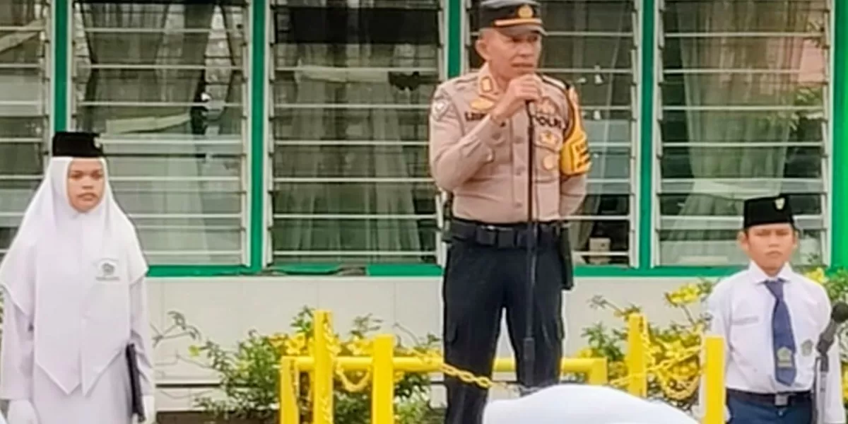 Kasat Binmas Polres Padangsidimpuan, AKP Sulaiman Rangkuti, menjadi pembina upacara di MTs Negeri 1 Kota Padangsidimpuan, Jalan Sutan Soripadamulia, Kota Padangsidimpuan, Senin (9/2/2026). (Foto : Realitasonline/Riswandy)