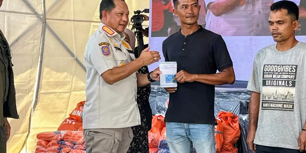 Empat warga Desa Simarpinggan terdampak bencana menerima bantuan DTH dari pemerintah dan BRI. (Foto : Realitasonline / Riswandy)