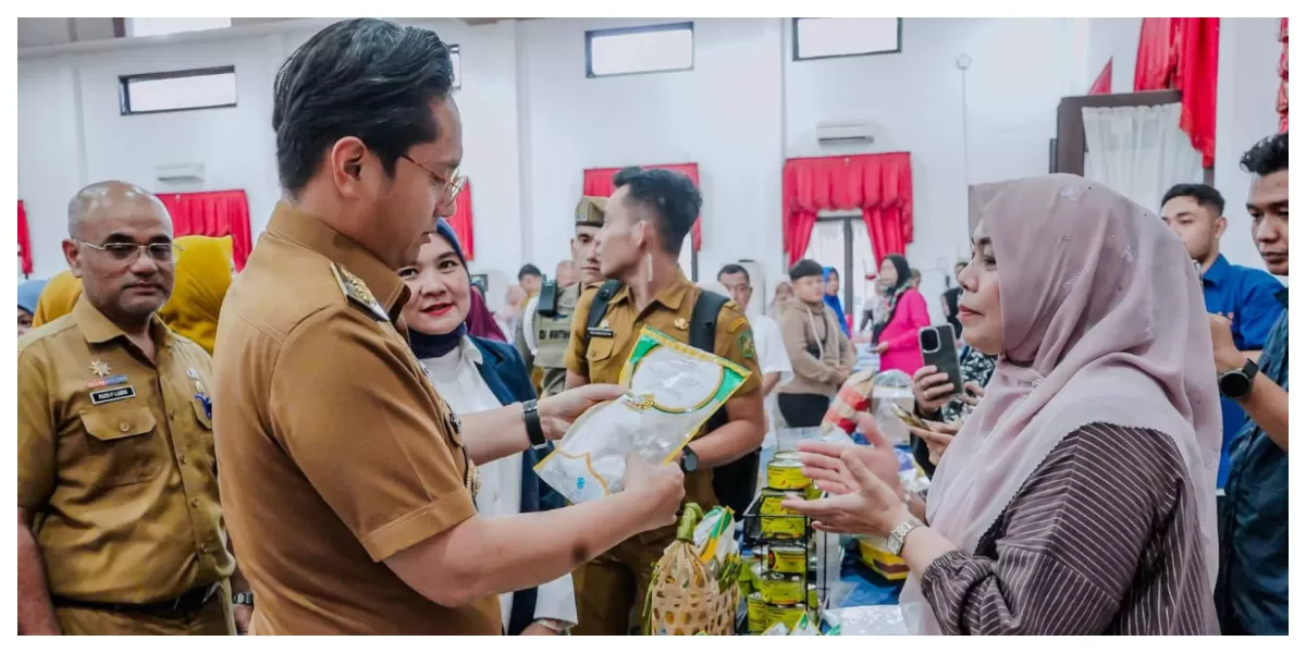 Rico Waas saat menyerahkan Sertifikasi Halal pada 100 UMKM Kota Medan. (Realitasonline.id/Dok)