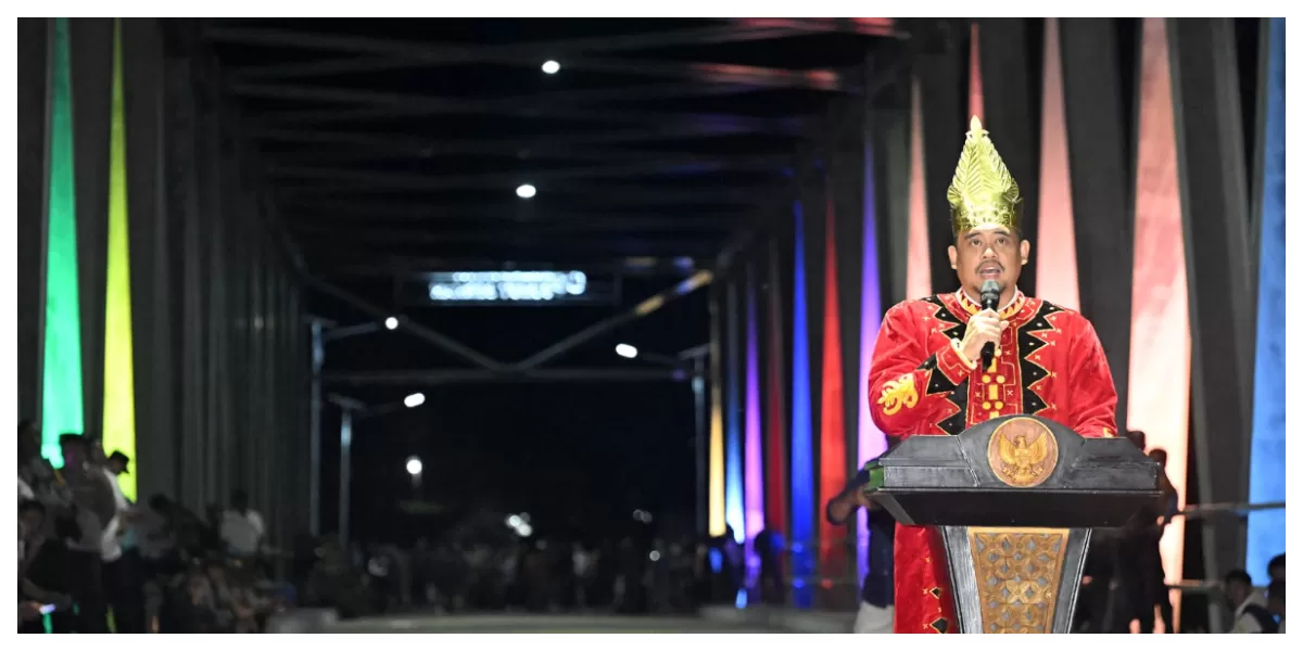 Bobby Nasution Bersama Bupati Nias Barat Eliyunus Waruwu, Bupati Nias Ya'atulo Gulo, Forkopimda teken prasasti sekaligus resmikan Jembatan Idano Noyo di Mandrehe, Nias Barat. (Realitasonline.id/Kominfo Sumut/Fahmi Aulia)