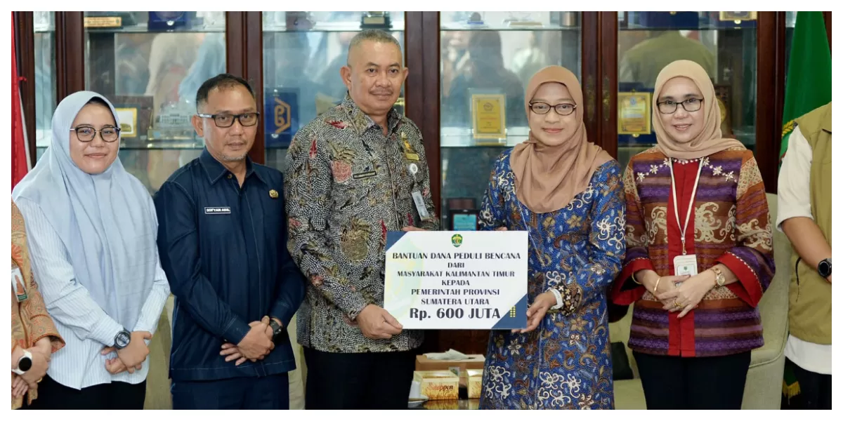 Pj Sekda Sumut Sulaiman Harahap menerima bantuan kemanusiaan Rp600 juta dari masyarakat Provinsi Kalimantan Timur (Kaltim) untuk penanganan bencana banjir di Sumut, Jumat (6/2/2025). (Realitasonline.id/Alexander AP Siahaan/Kominfo Sumut)