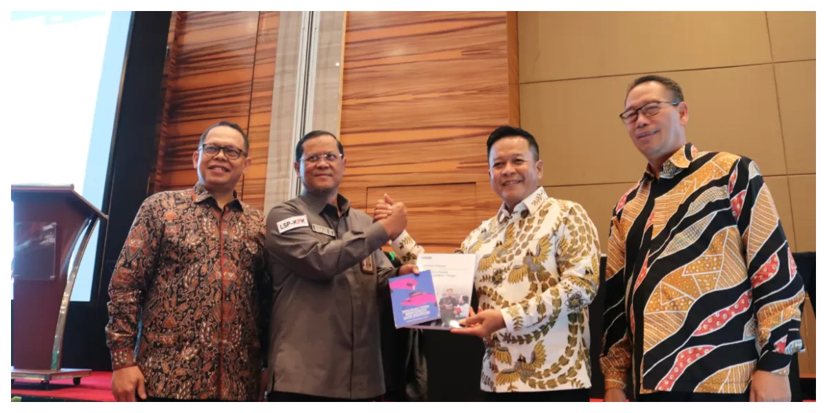 Rektor USU Prof Muryanto Amin menerima buku pendidikan antikorupsi dari KPK. (Realitasonline.id/Dok)