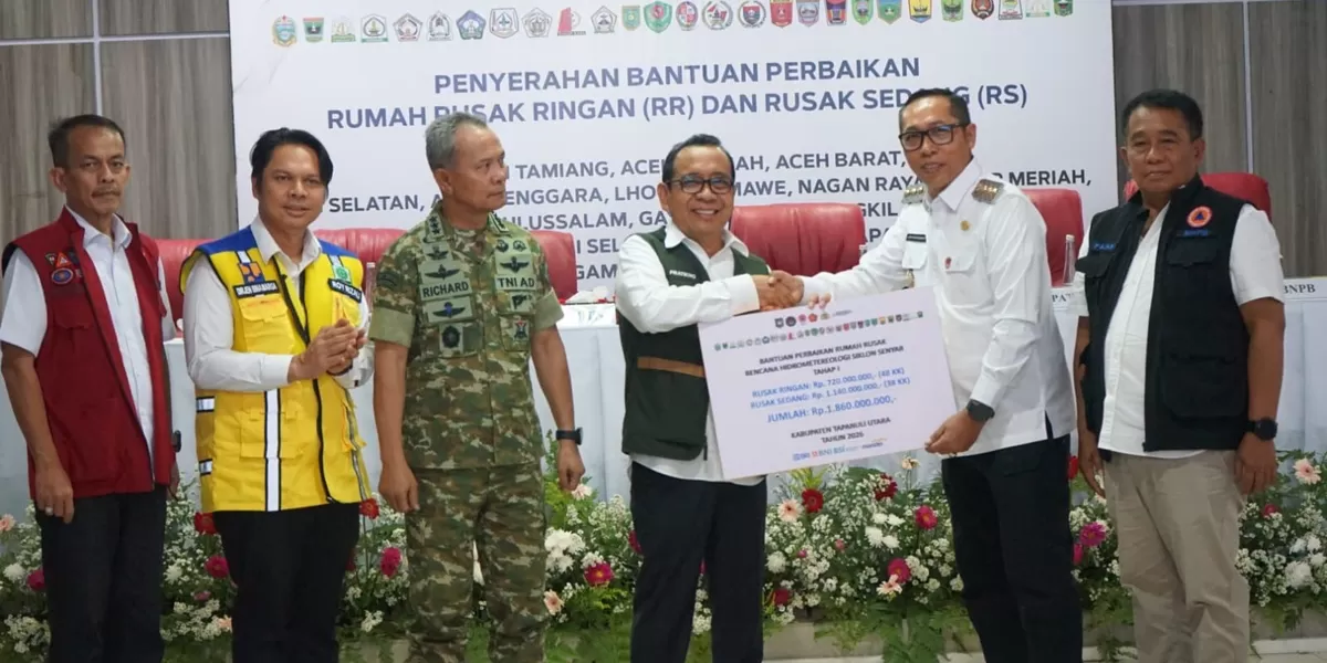 Menko PMK Pratikno dan Kasum TNI Letjen TNI Richard saat menyerahkan simbolis bantuan stimulan rumah rusak kepada Bupati Taput Taripar Hutabarat. (Realitas online.id/AS)