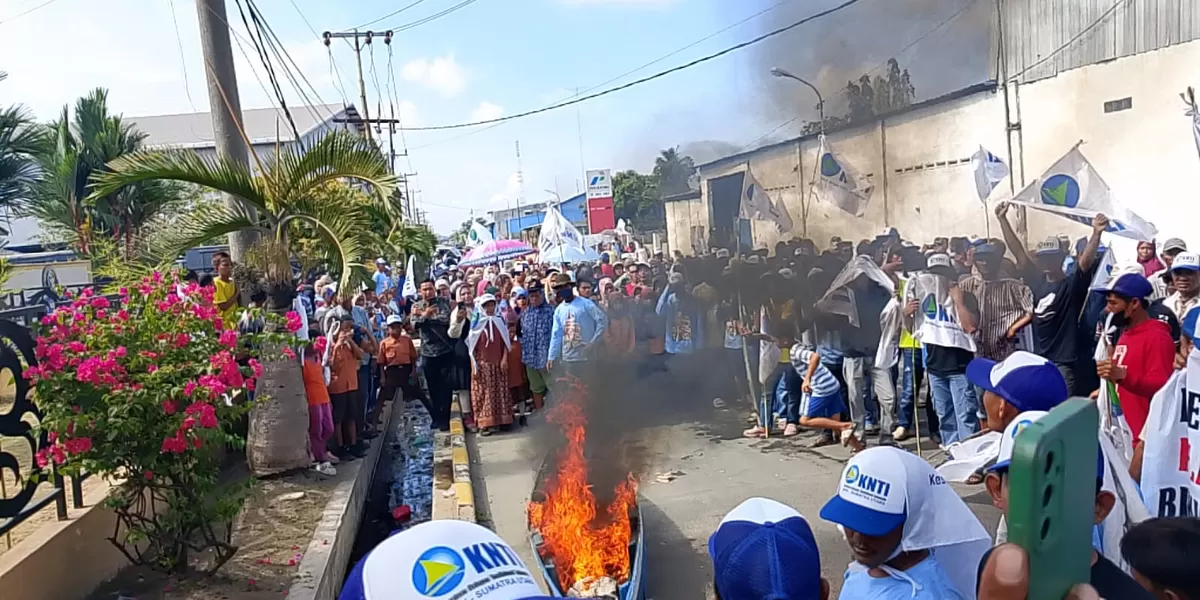 Ribuan massa tergabung di Kesatuan Nelayan Tradisional Indonesia (KNTI) menggelar aksi damai di depan Kantor Pelabuhan Perikanan Samudera Belawan (PPSB) Kec. Medan Belawan Jumat (13/2/2026) mereka menuntut pelaksanaan reklamasi dihentikan. (Realitasonline.id/AH)