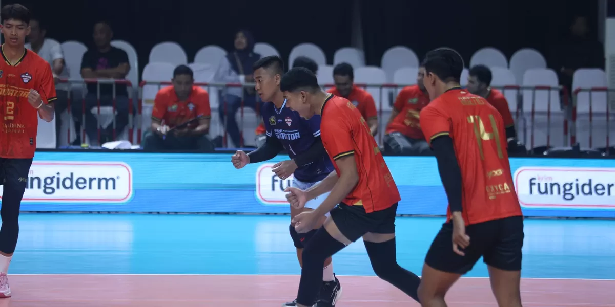 Tim milik Presiden RI ke-6 Susilo Bambang Yudhoyono yang menurunkan kekuatan penuh sejak menit awal, kombinasi Hendra Kurniawan, Boy Arnes, Jasen Kilanta, Daffa, serta duo legiun asing Taylor Sander dan Nato Dickinson, langsung membuat Samator kewalahan. Spike keras Boy Arnes berkali-kali menembus b