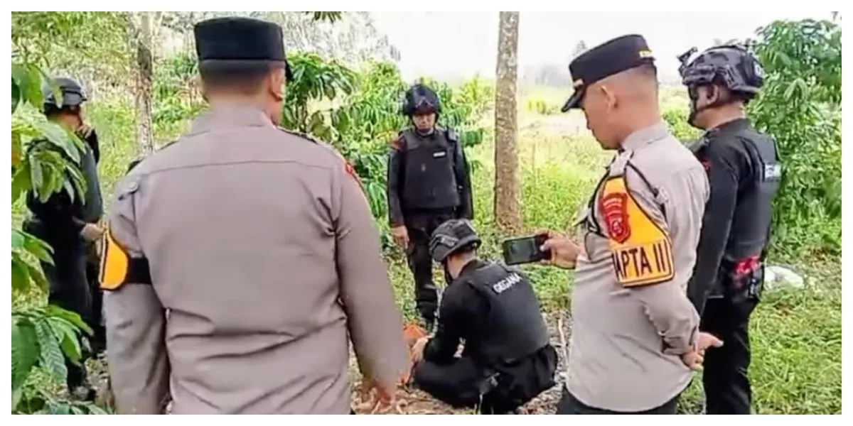 Tim Jibom Detasemen Gegana Pematang Siantar jinakkan granat militer yang ditemukan warga di Desa Bargotopong, Kecamatan Padangsidimpuan Batunadua, Jumat (13/2/2025). (Realitasonline/Riswandy)