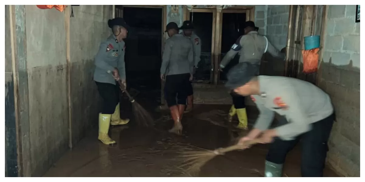 Brimob BKO diterjunkan ke lokasi banjir susulan di Tukka Tapteng. (Realitasonline.id/Dok)