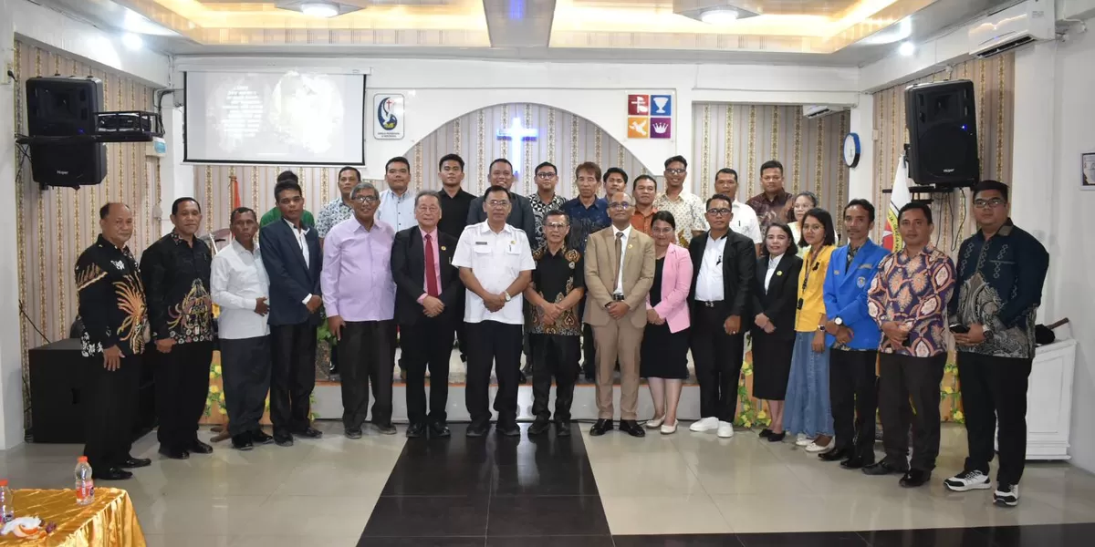Foto: Staf Ahli Bidang Ekonomi, Keuangan, dan Pembangunan, Drs. Rudolf S. Butar-butar, M.Pd mewakil Wali Kota Sibolga berfoto bersama Pengurus Persekutuan Gereja-gereja Pentakosta di Indonesia (PGPI) Kota Sibolga.