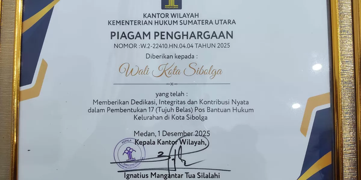 Foto: Piagam Penghargaan dari Kanwil Kemenkum Sumut diberikan kepada Wali Kota Sibolga atas pembentukan 17 Posbankum Kelurahan.