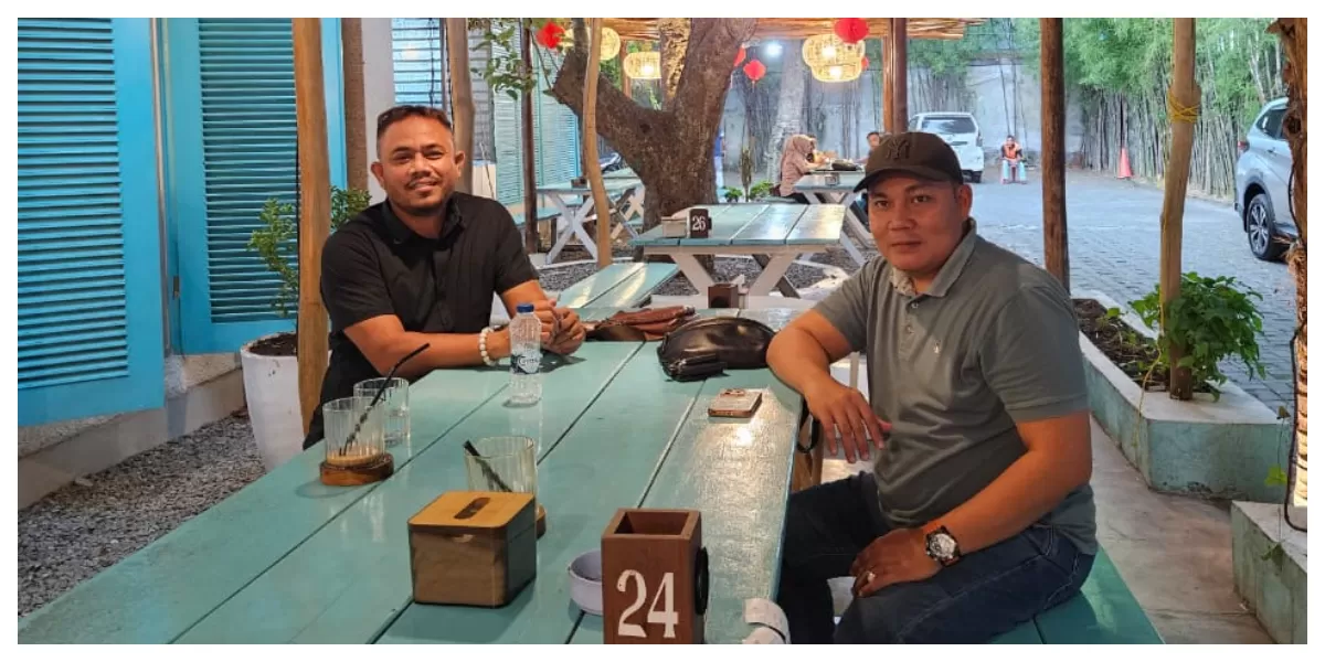 Bincang-bincang wartawan realitasonline.id Eka Wahyu Purba dengan tokoh pemuda Kabupaten Langkat terkait pembangunan PT NTS. (Realitasonline.id/Dok)