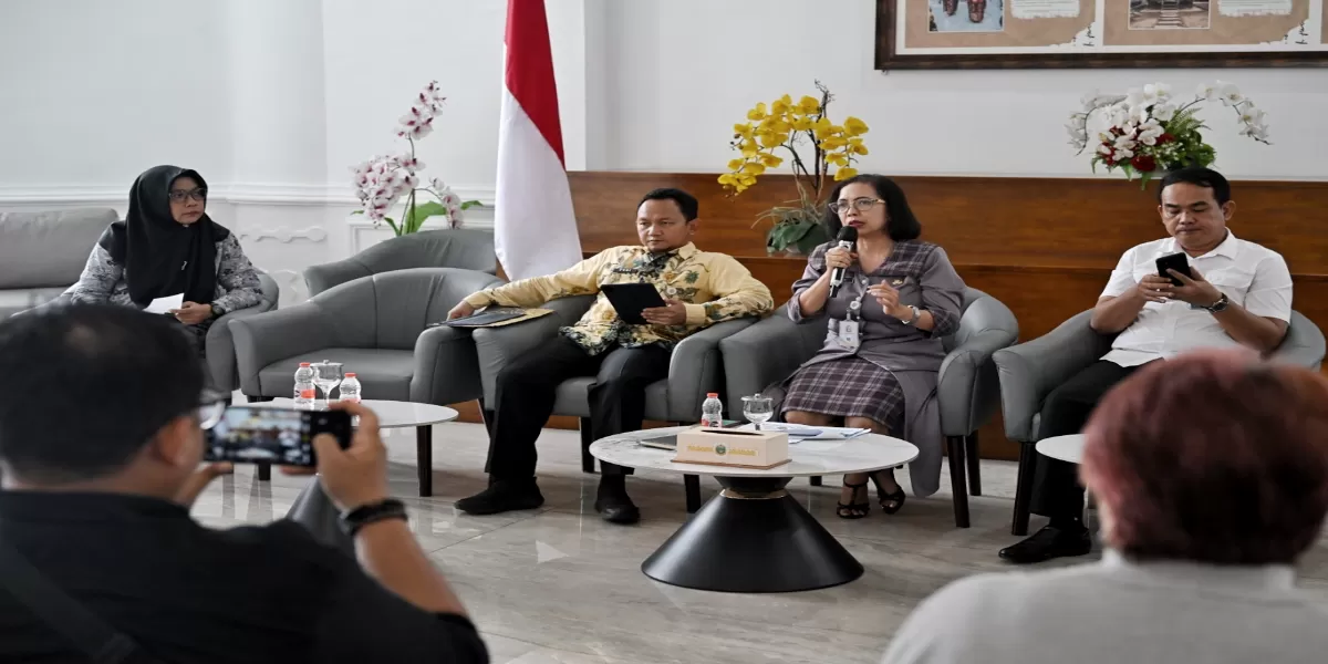Plh Kadis Perindag Provinsi Sumut Yosi Sukmono, Kabid pangan Dinas Ketahanan Pangan, Tanaman dan Hortikultura Mugiono, Pimwil Bulog Sumut Budi Cahyanto dan Biro Perekonomian Setda Provinsi Sumut memberi keterangan terkait tentang &ldquo;Jaminan Stok dan Harga Strategis Menjelang Ramadan dan Hari Raya Idul (Realitasonline.id/mis)