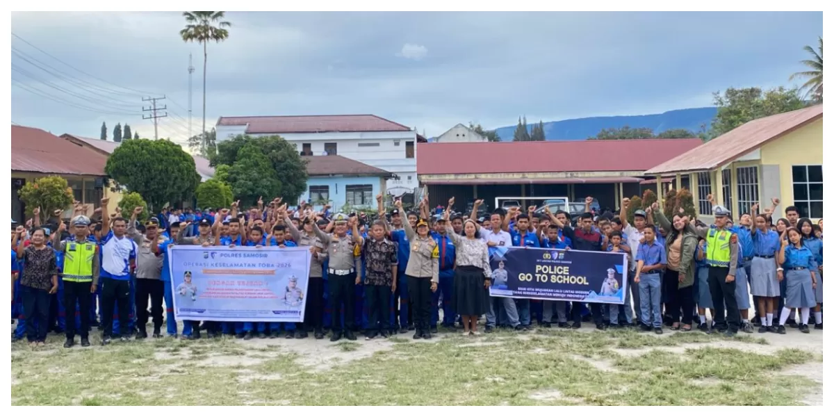 Kapolres Samosir AKBP Rina Sry Nirwana Tarigan foto bersama para pelajar usai kegiatan sosialisasi aturan dan keselamatan berlalu lintas kepada para pelajar SMA/SMK HKBP Pangururan,  (Realitasonline.id/nas)