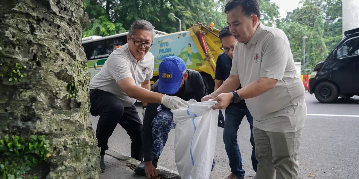 Ketua DPRD Kota Bogor Adityawarman Adil bersama Menteri LH RI Hanif Faisol Nurofiq mengikuti aksi Korve Kebersihan di Kota Bogor, Senin (16/2/2026). (Realitasonline.id/Dok)