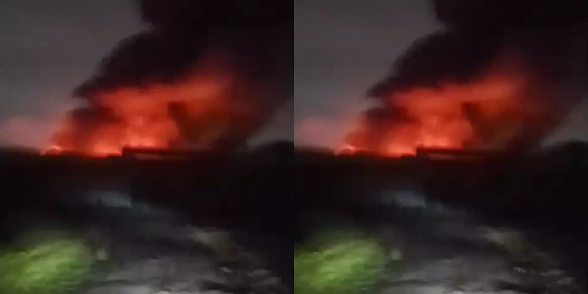 Api berkobar dan diperkirakan terus membesar hingga dikhawatirkan merambat ke pemukiman warga sekitar.